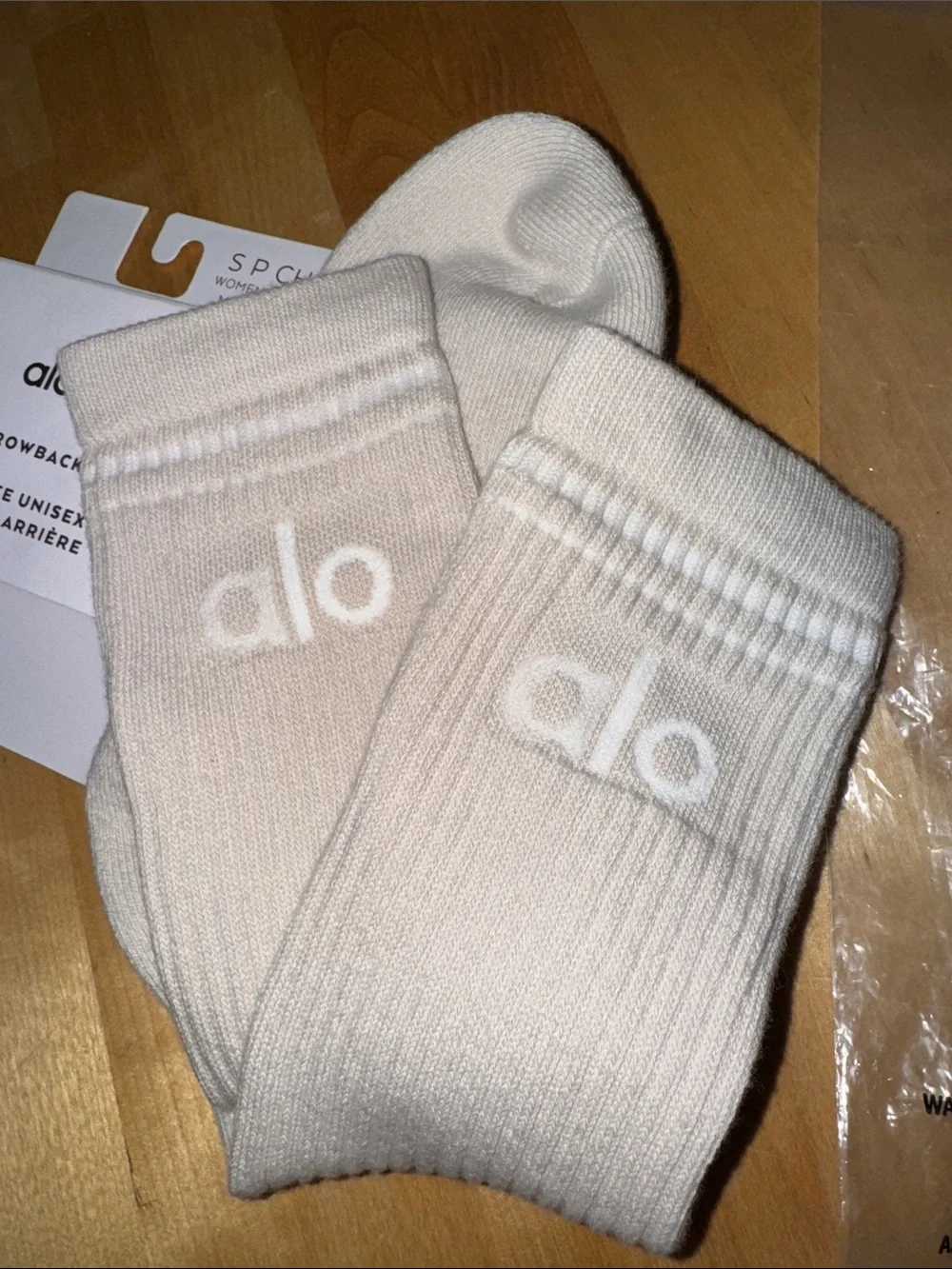 ALO Yoga Unisex throwback Crew Socks in Bone/white NWT. Size small